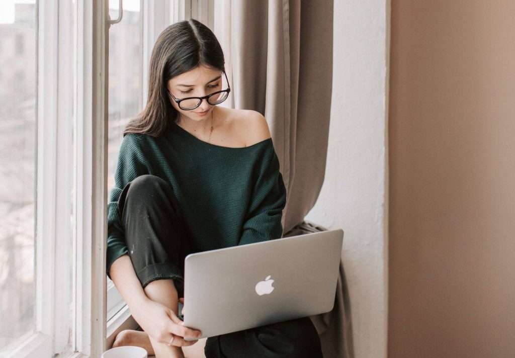 Estudiante en una clase online del Instituto Mendezz